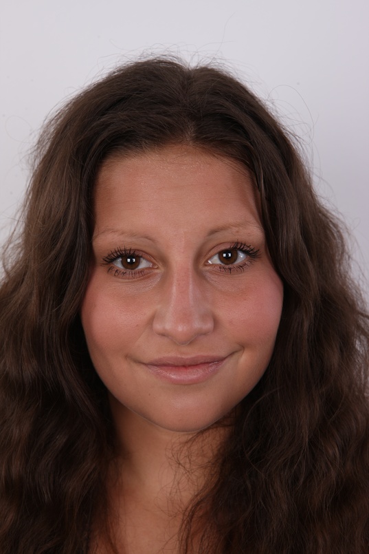 1. Download full pics of Petra (24) from czechcasting.com