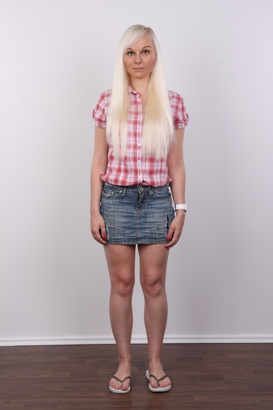 2. Download full pics of Kamila (25) from czechcasting.com