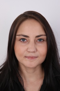 1. Download full pics of Ingrid (31) from czechcasting.com