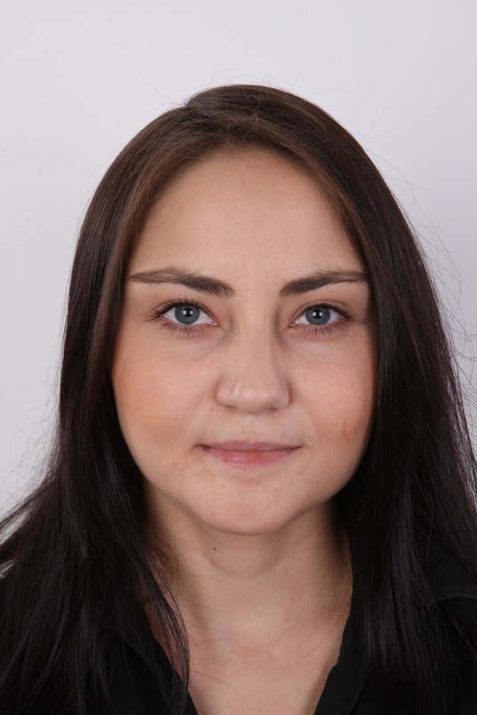 1. Download full pics of Ingrid (31) from czechcasting.com