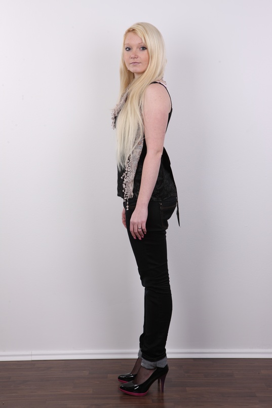 3. Download full pics of Veronika (20) from czechcasting.com