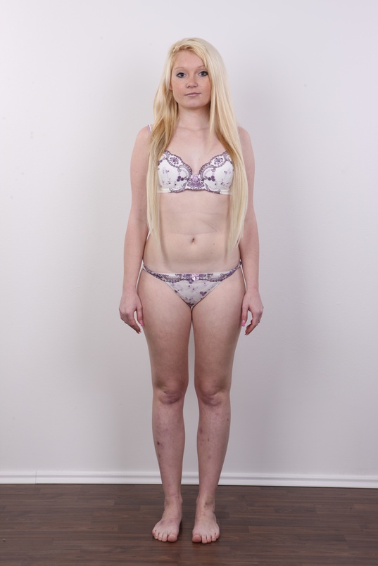 6. Download full pics of Veronika (20) from czechcasting.com