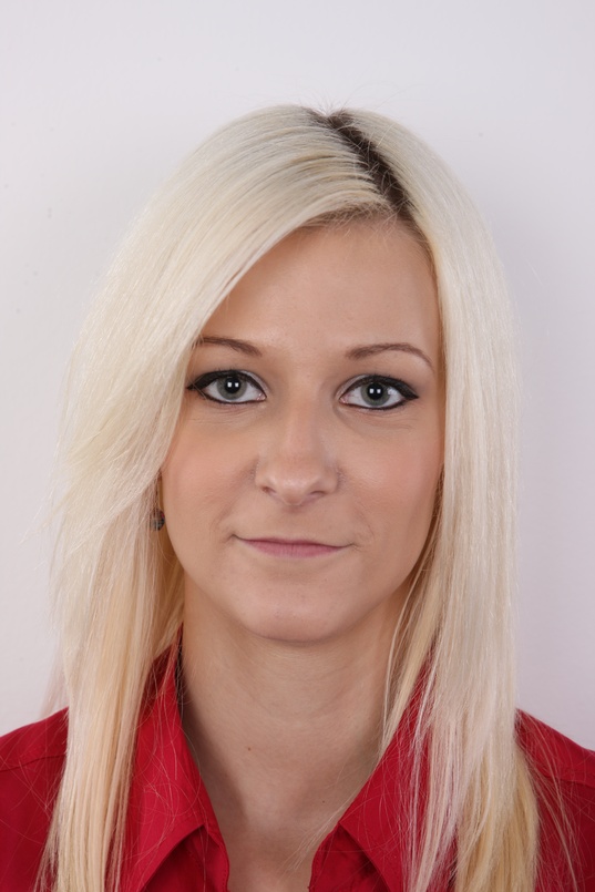 1. Download full pics of Iveta (21) from czechcasting.com