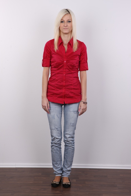 2. Download full pics of Iveta (21) from czechcasting.com