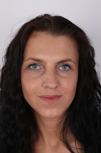 1. Download full pics of Sandra (28) from czechcasting.com