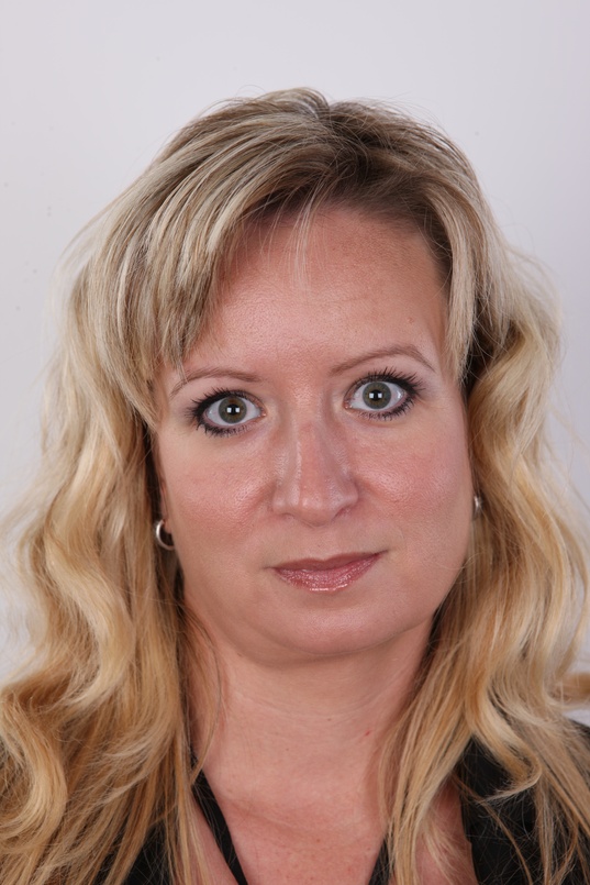 1. Download full pics of Martina (38) from czechcasting.com