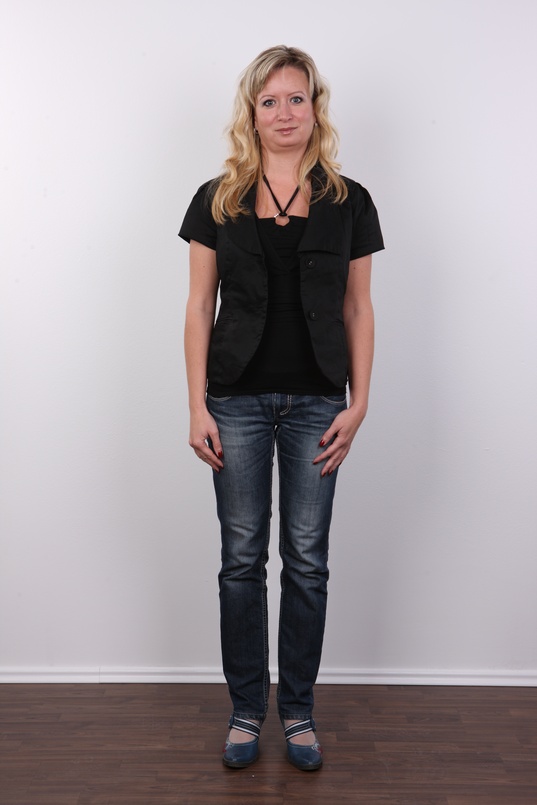 2. Download full pics of Martina (38) from czechcasting.com