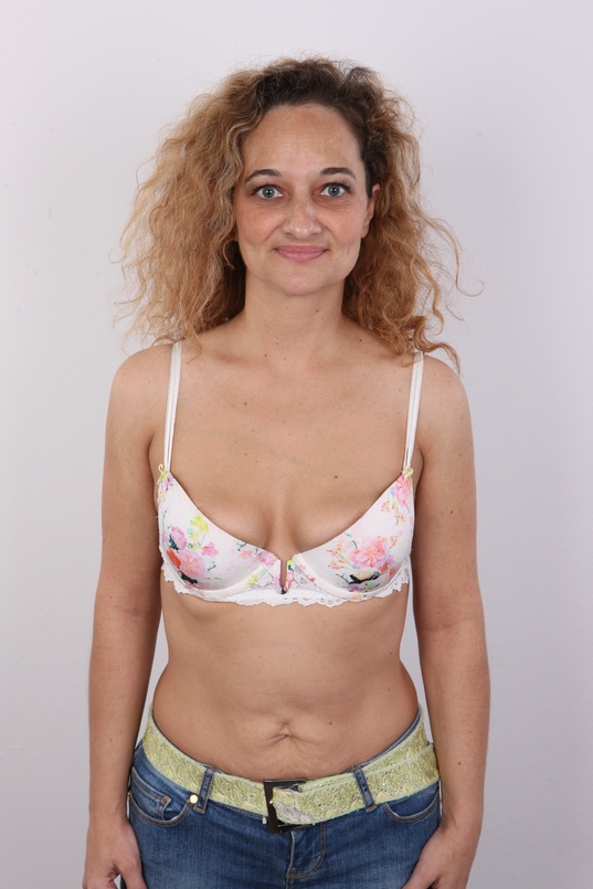 5. Download full pics of Iva (36) from czechcasting.com