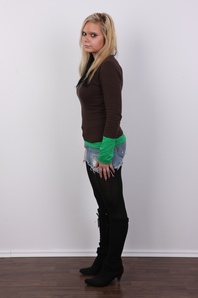 3. Download full pics of Daniela (19) from czechcasting.com