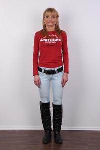 2. Download full pics of Yvona (47) from czechcasting.com