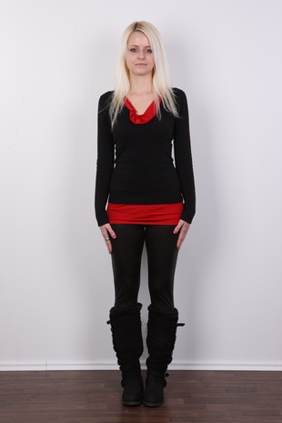 2. Download full pics of model Petra (25) from czechcasting.com