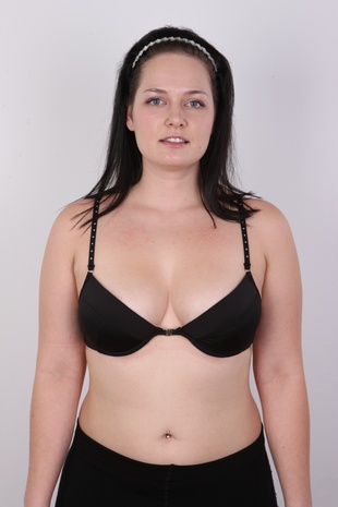 4. Download full pics of model Nela (25) from czechcasting.com