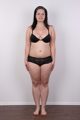 5. Download full pics of model Nela (25) from czechcasting.com