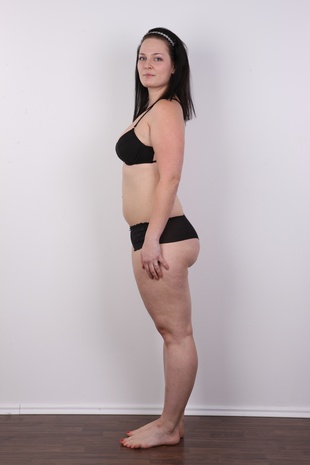 6. Download full pics of model Nela (25) from czechcasting.com