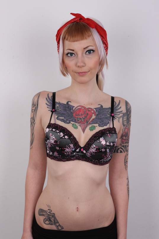 6. Download full pics of Veronika (22) from czechcasting.com