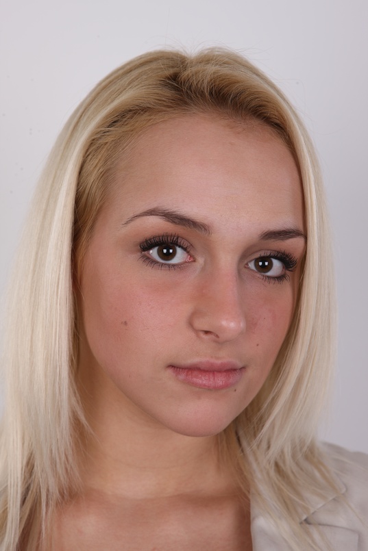 1. Download full pics of Vendy (19) from czechcasting.com