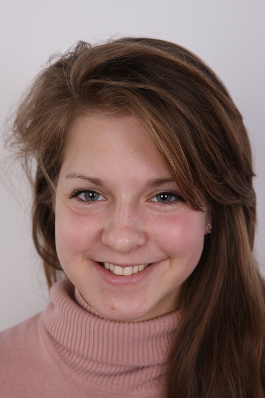 1. Download full pics of Dominika (18) from czechcasting.com