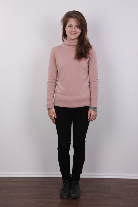 2. Download full pics of Dominika (18) from czechcasting.com