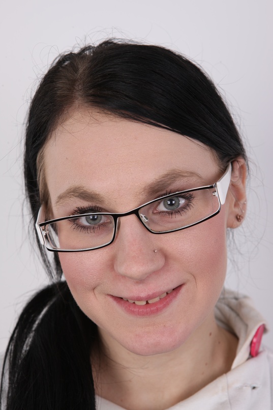 1. Download full pics of Tereza (21) from czechcasting.com