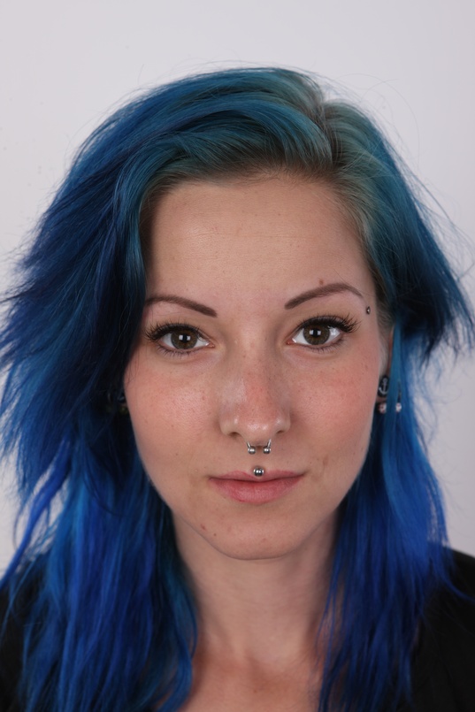 1. Download full pics of Aneta (24) from czechcasting.com