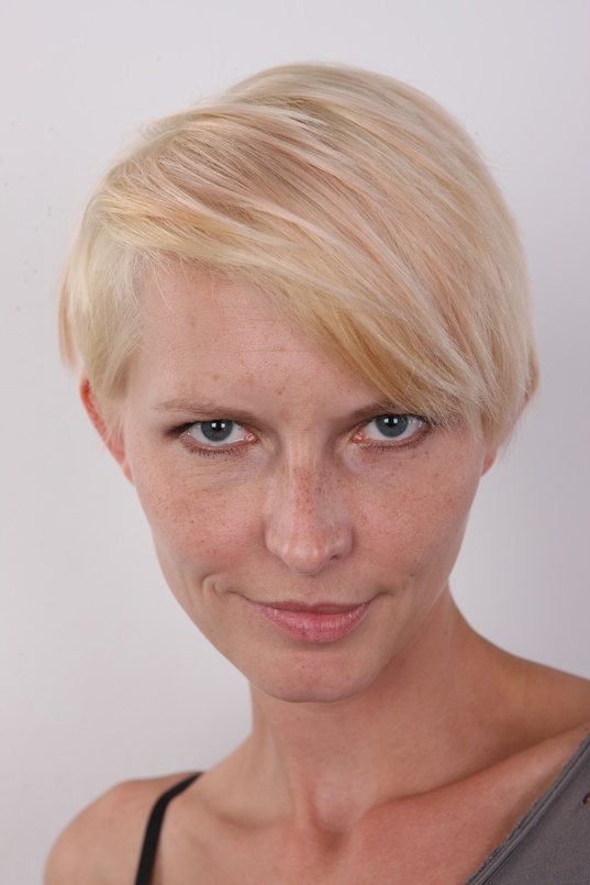 1. Download full pics of Petra (32) from czechcasting.com