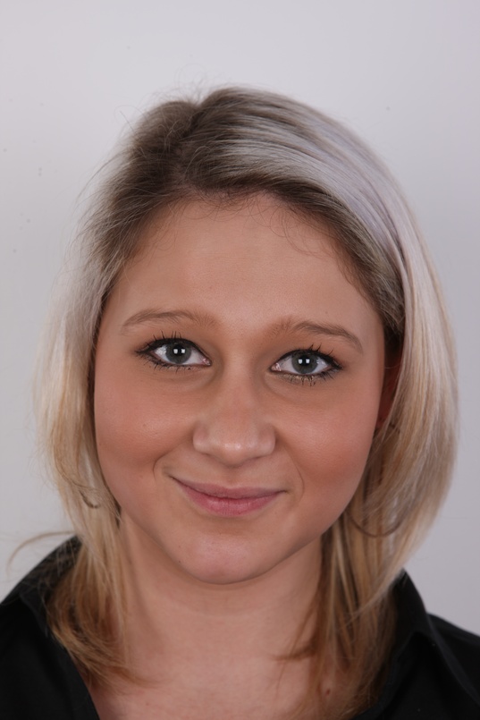 1. Download full pics of Tereza (19) from czechcasting.com