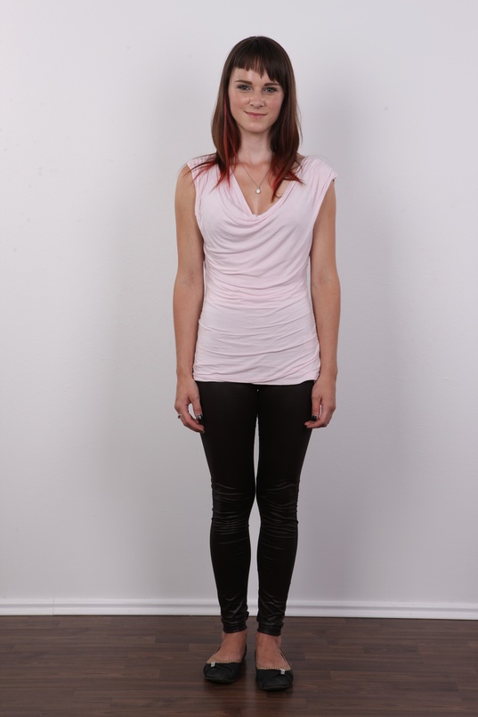 2. Download full pics of Veronika (22) from czechcasting.com