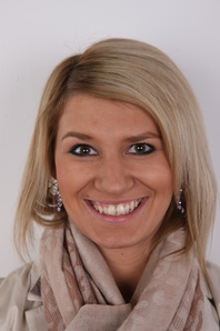 1. Download full pics of Sarka (21) from czechcasting.com