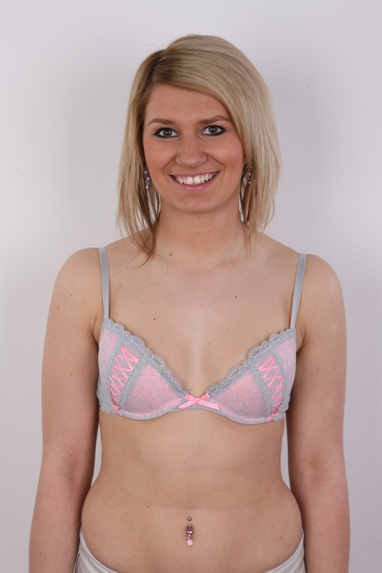 6. Download full pics of Sarka (21) from czechcasting.com