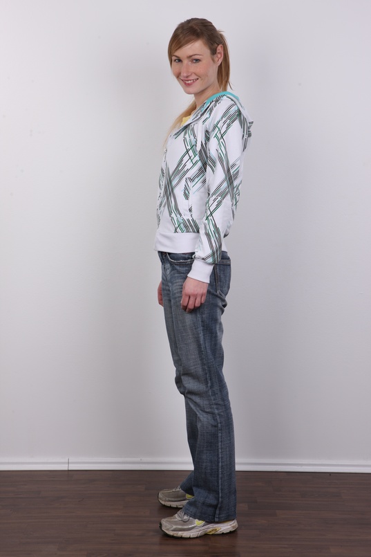 3. Download full pics of Radka (29) from czechcasting.com