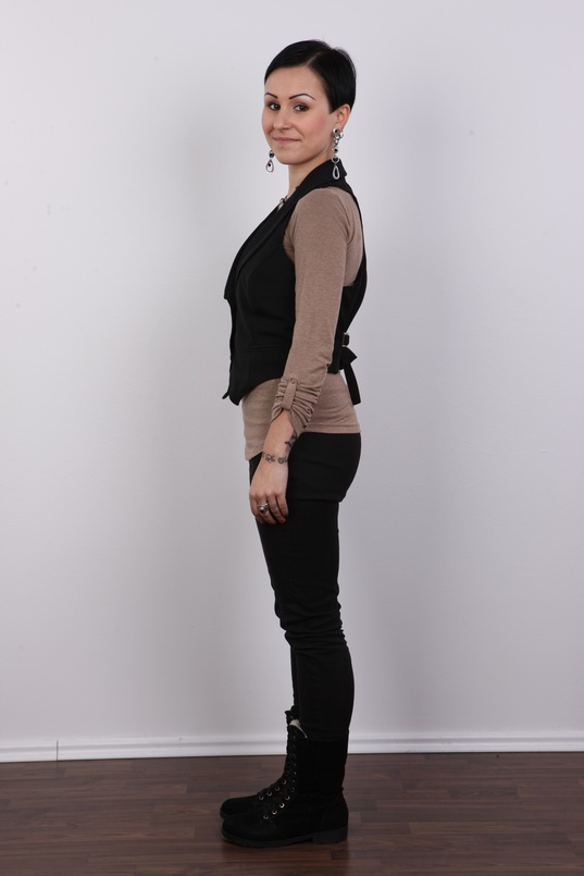 3. Download full pics of Lucie (23) from czechcasting.com