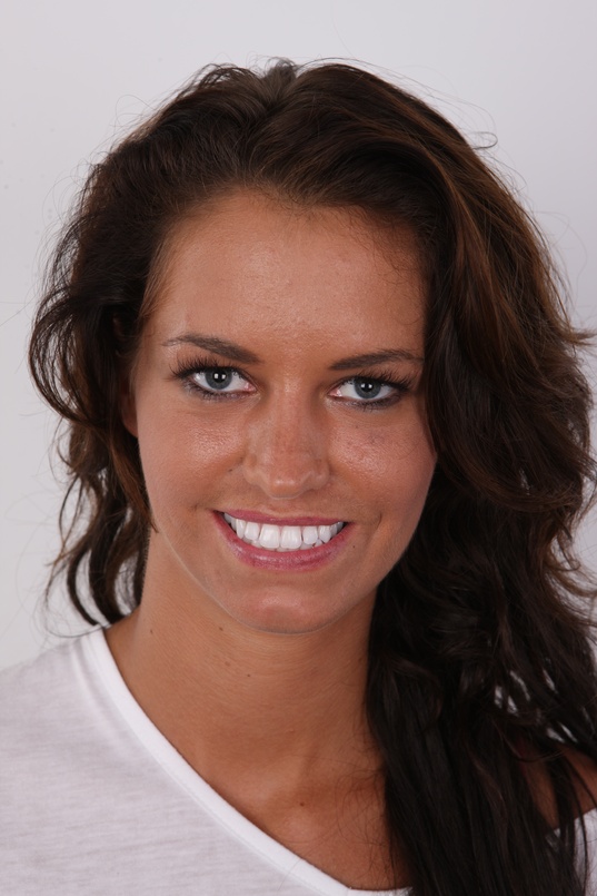 1. Download full pics of Veronika (25) from czechcasting.com