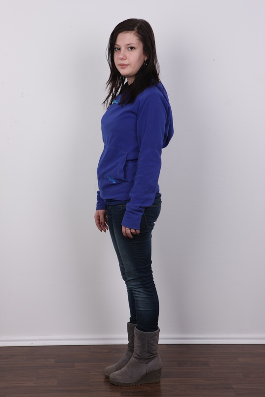 2. Download full pics of Eva (19) from czechcasting.com