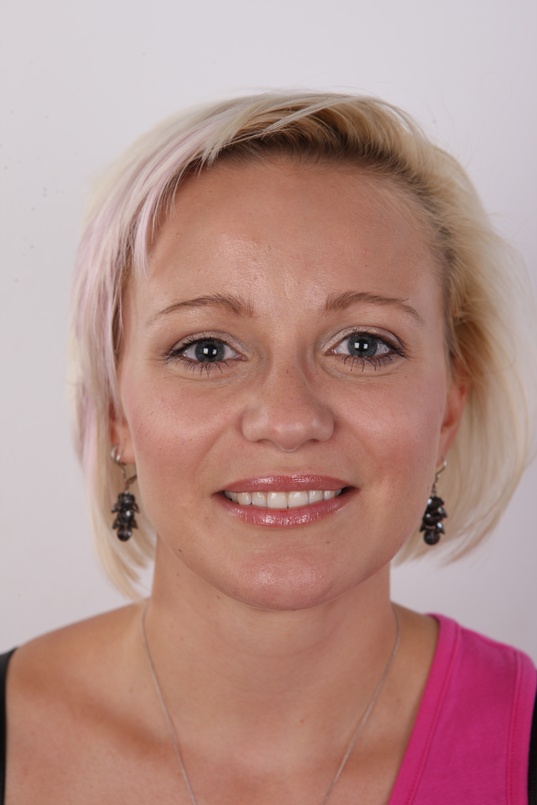 1. Download full pics of Sona (24) from czechcasting.com