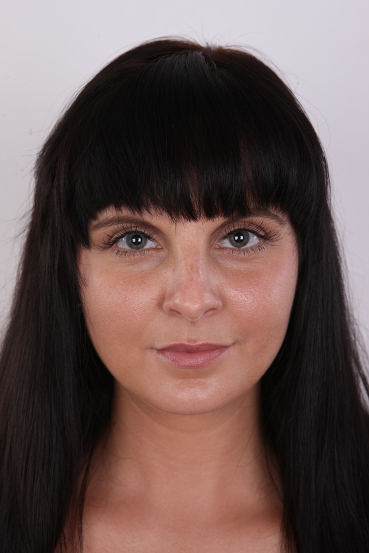 1. Download full pics of Tereza (26) from czechcasting.com