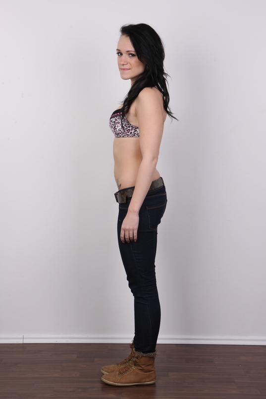 4. Download full pics of Veronika (18) from czechcasting.com