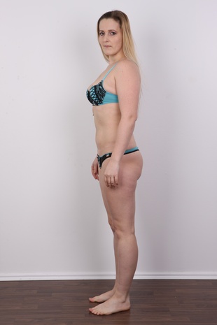 9. Download full pics of model Jana (27) from czechcasting.com