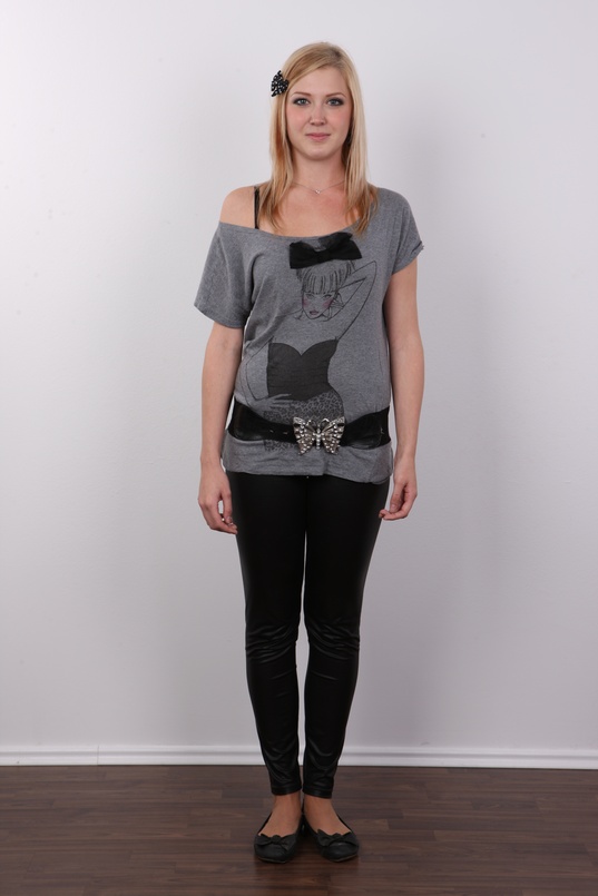 2. Download full pics of Ivana (23) from czechcasting.com