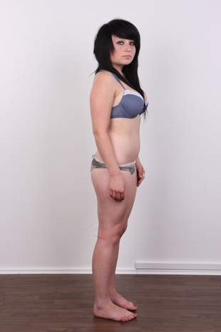 4. Download full pics of model Alina (19) from czechcasting.com