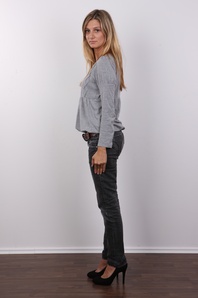 3. Download full pics of Pavlina (29) from czechcasting.com