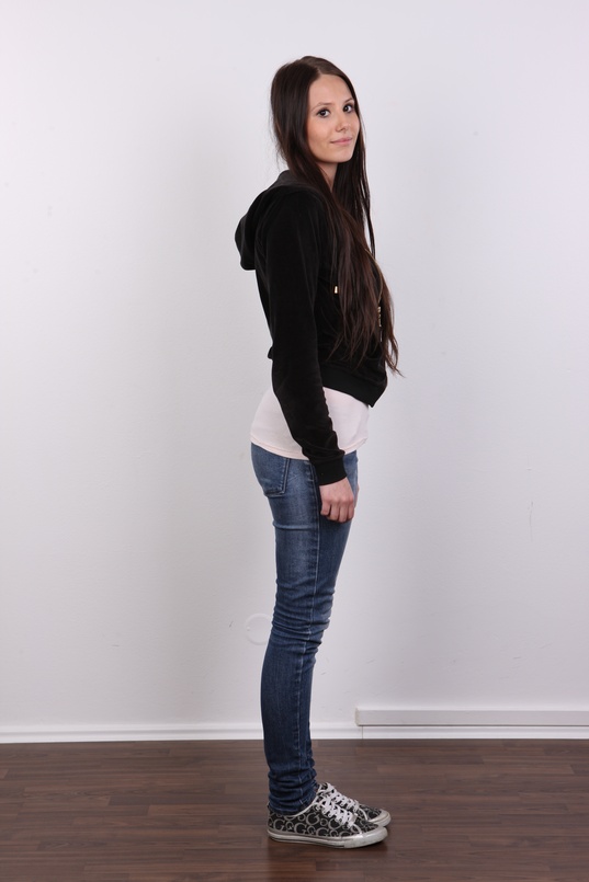 3. Download full pics of Linda (18) from czechcasting.com