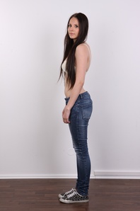 5. Download full pics of Linda (18) from czechcasting.com