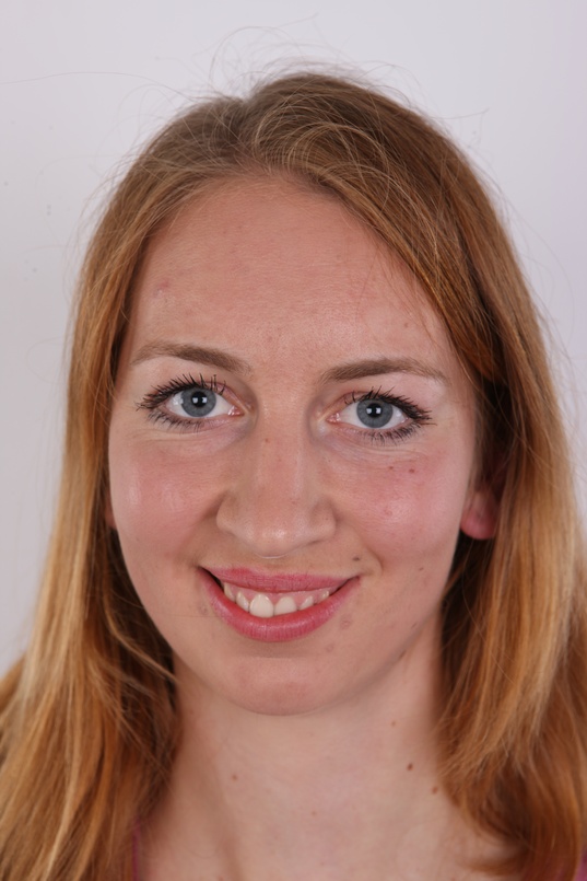 1. Download full pics of Julie (25) from czechcasting.com