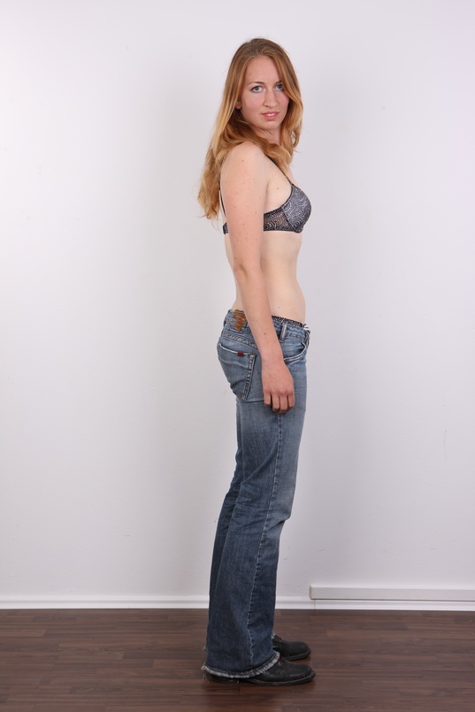 5. Download full pics of Julie (25) from czechcasting.com