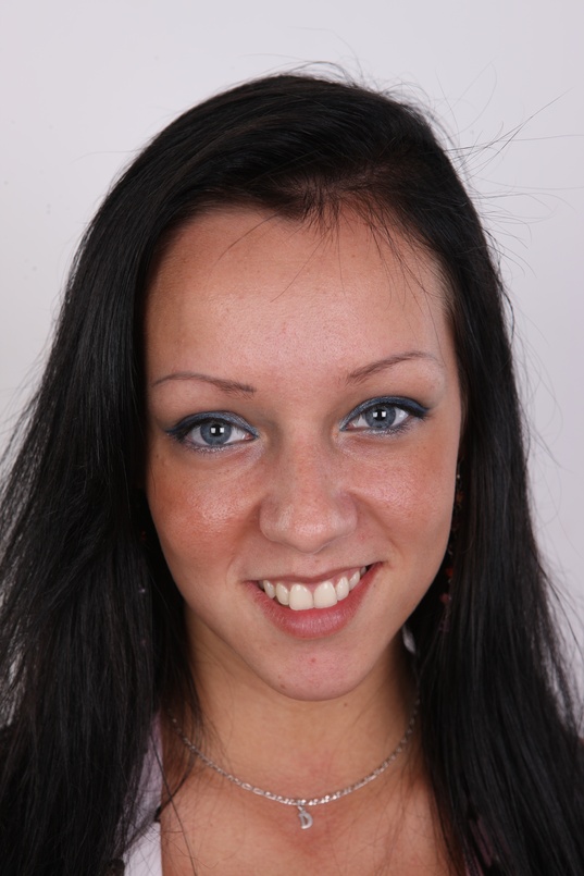 1. Download full pics of Dominika (21) from czechcasting.com