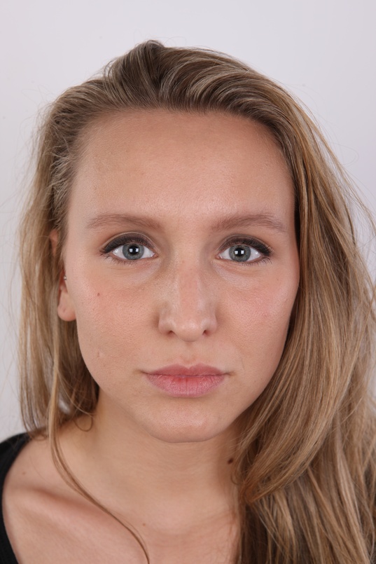 1. Download full pics of Inez (18) from czechcasting.com