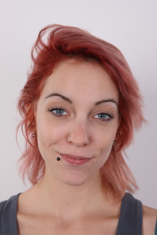 1. Download full pics of Viktorie (20) from czechcasting.com