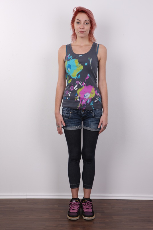 2. Download full pics of Viktorie (20) from czechcasting.com