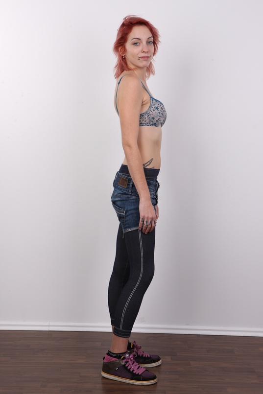 5. Download full pics of Viktorie (20) from czechcasting.com