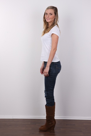 3. Download full pics of model Lucie (22) from czechcasting.com